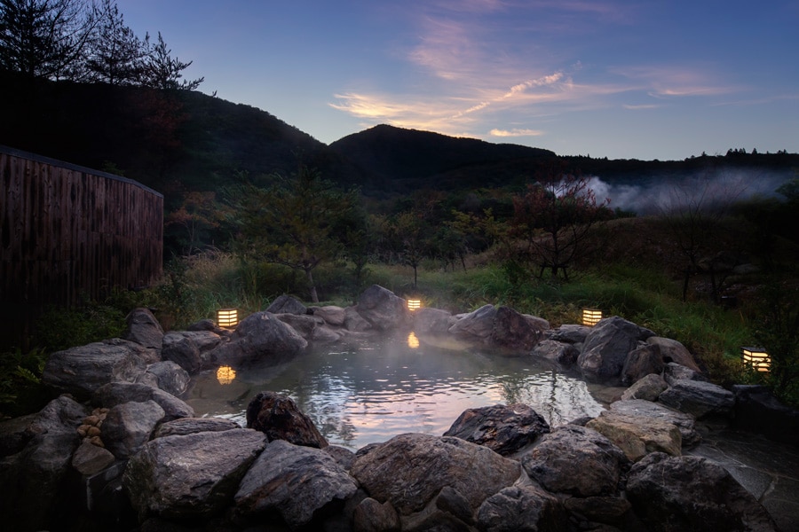 夕暮れ時には茜色に染まる雲仙の空に抱かれるような湯小屋の露天風呂。