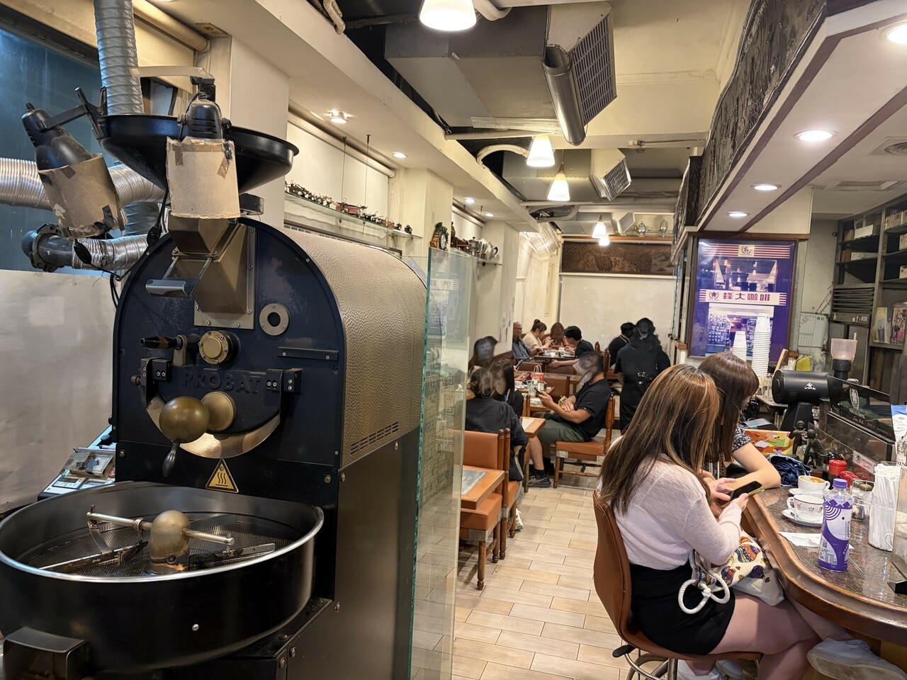 コーヒー専門店ならではの本格的な一杯が味わえるカフェ。地元のコーヒー愛好家たちにも親しまれています。