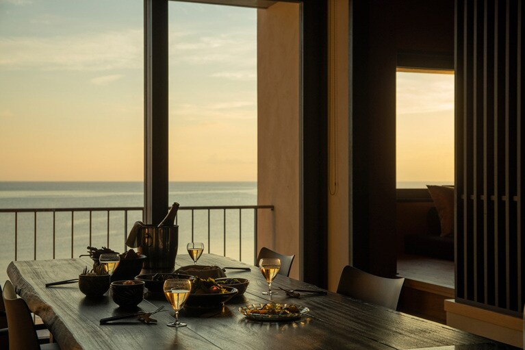 夕食はダイニングで味わえる〈琉球シチリアーナ〉のほか、お部屋で楽しむ〈ギャザリングサービス〉も人気。