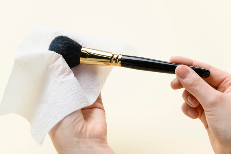 キッチンペーパーは毛羽立たないので、ブラシのお掃除にぴったり。