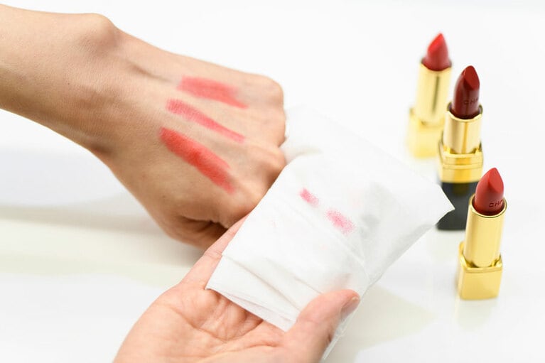 色味を見るのに、ティッシュで一度押さえてみるのはオススメ。