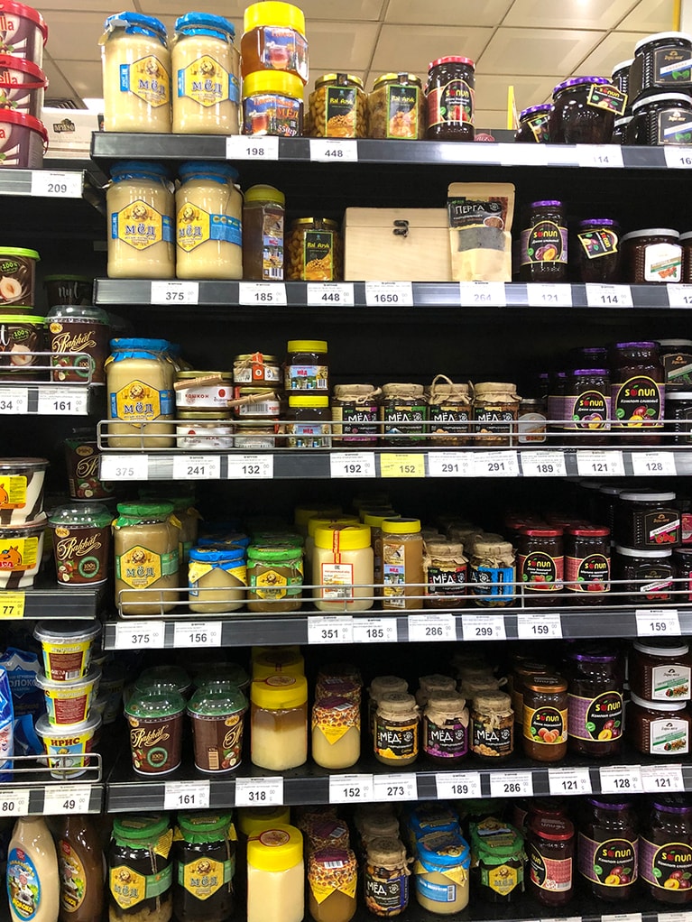 チェーン店のハチミツ屋さんにて。これ全部ハチミツ！