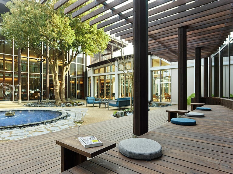 カーブドッチヴィネスパ［新潟／角田山温泉］ブックラウンジ中庭。