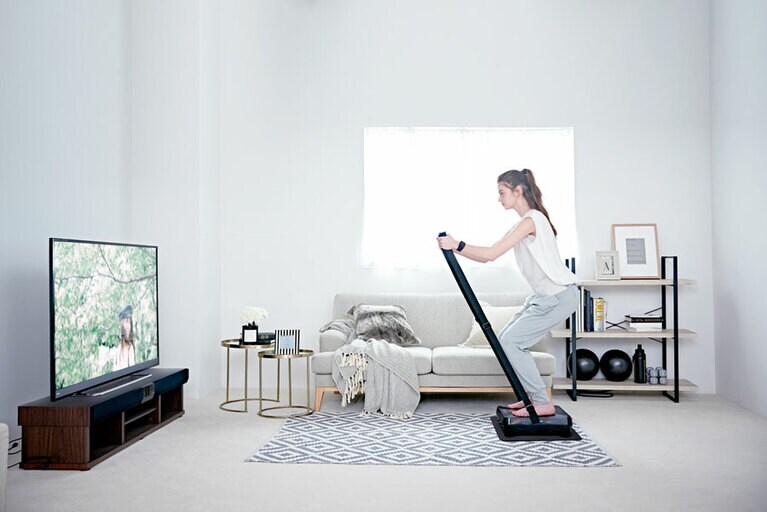 付属の「パワーベルト」を使えば、上半身まで振動が伝わり、二の腕からお腹、足元まで全身筋トレできます。