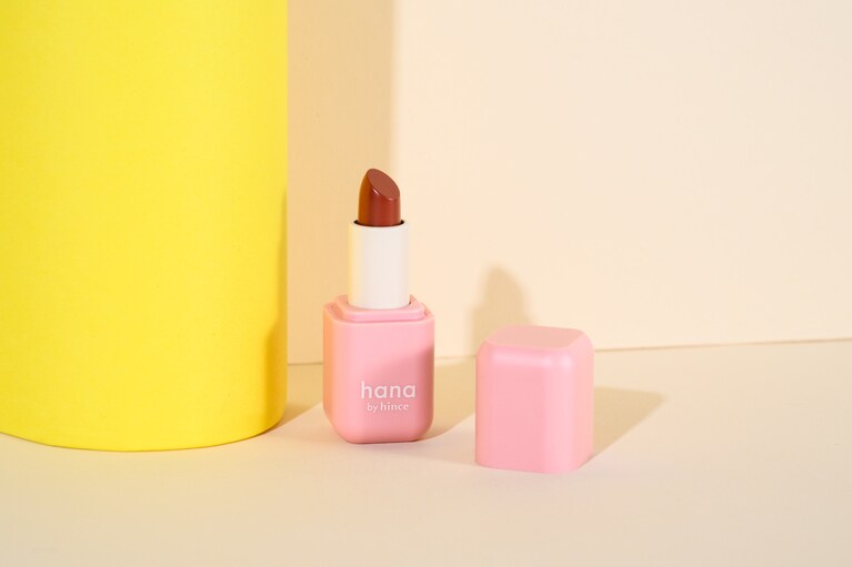 hana by hinceの「シアーグラスリップスティック 03」（ファミリーマートで購入）。