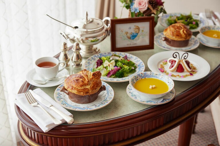 ディナー付きのプランで供される、「ピーターラビット™のバースデーディナー」のイメージ。