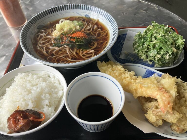 大きな「えび天」と「海鮮かき揚げ」（右下）