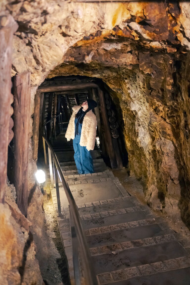 俳優・山田杏奈さんといく、世界遺産の島・佐渡島。雪景色の北沢浮遊選鉱場は神秘的な風景【通いたくなる島、佐渡】
