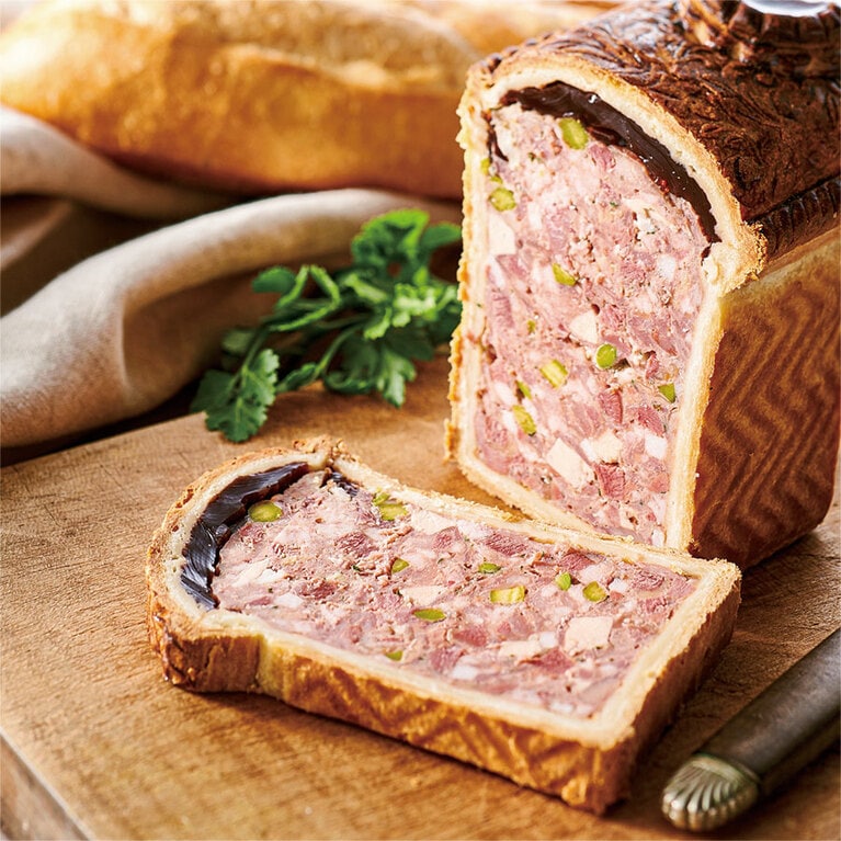 ＜ア・ターブル＞燻製した牛タン、フランス産家禽とフォアグラのパテ・クルート 各日2kg限り 2,160円(日本製／100gあたり)