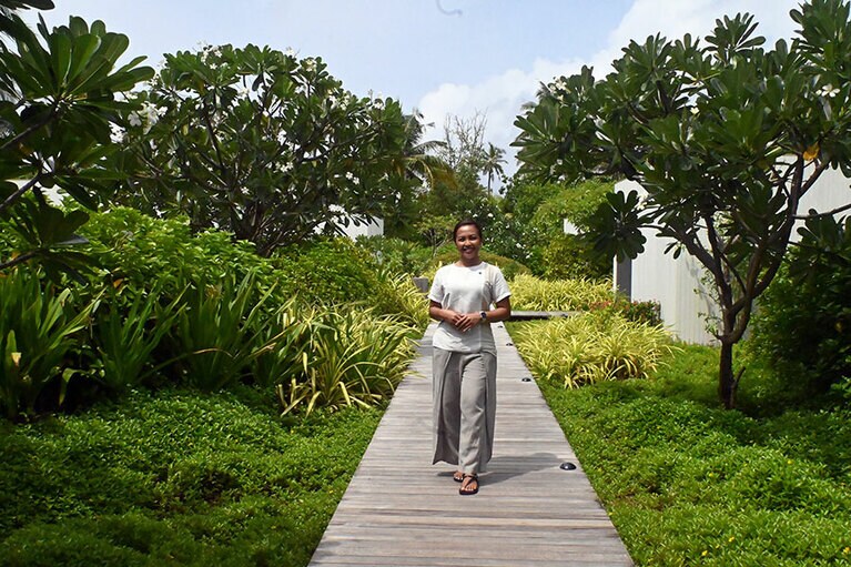 このガーデンにトリートメント・スイートやワツ専用の部屋などが点在。こちらがセラピストのプトゥさん。