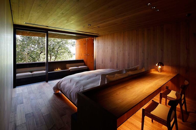 広々としたマスターベッドルーム。©KOZO TAKAYAMA