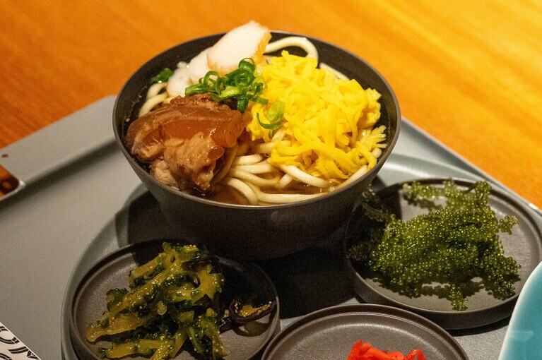 〆沖縄そば 800円。そばは本格的だし、小皿料理もついて、まあまあなボリューム！