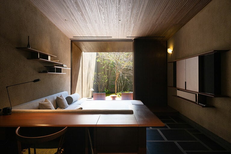 宿房のリビングルーム。都心の喧騒を忘れさせる、1日4組限定の洗練空間。