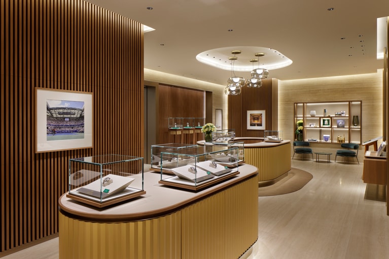 店内には現行モデルの試着可能な展示見本品を多数ディスプレイ。奥にはロレックスの関連書籍を並べたライブラリースペースも。