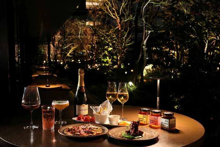 「“奇跡のはちみつ”イブニングシャンパン」のイメージ。1名9,500円（税・サ込）。