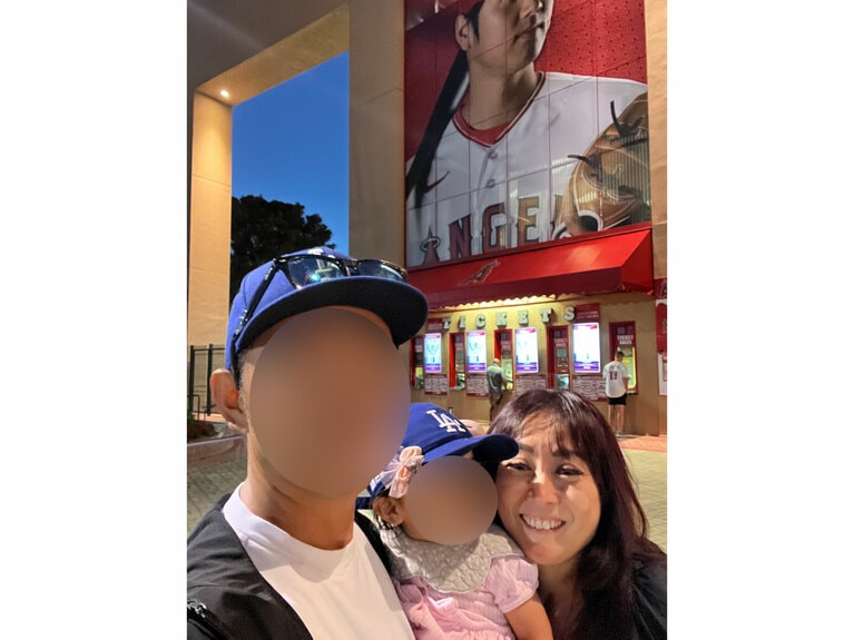 エンゼルス時代の大谷翔平の試合を観戦。娘さんはこの時のことを覚えていて、テレビで大谷翔平のニュースが流れるたび喜ぶのだそう（本人提供）
