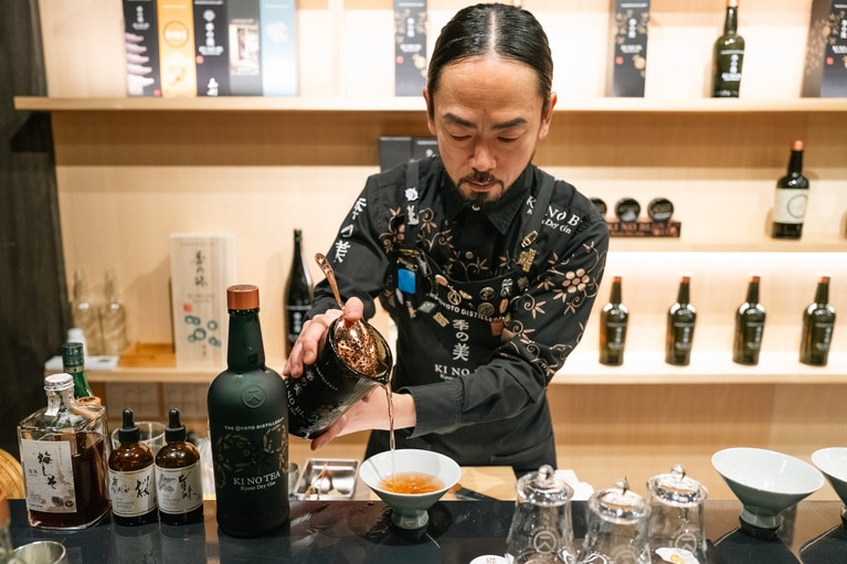 バーテンダーが季の美の魅力を語りながら、ゲストを工芸体験にナビゲート。