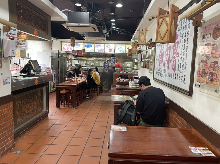 大人数でもまとまって座れる席があるので便利。