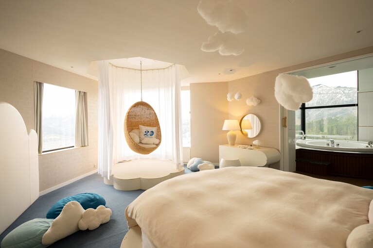 リゾナーレトマムの宿泊プラン「雲海20th Anniversaryプラン」は、20周年にちなんで20のうれしい特典付き。心がふわふわ弾む楽しい滞在を満喫できます。2泊3日 1名 72,800円～（1室2名利用、1日9組限定、2025年10月12日チェックインまで。写真は「雲スイートルーム」）。