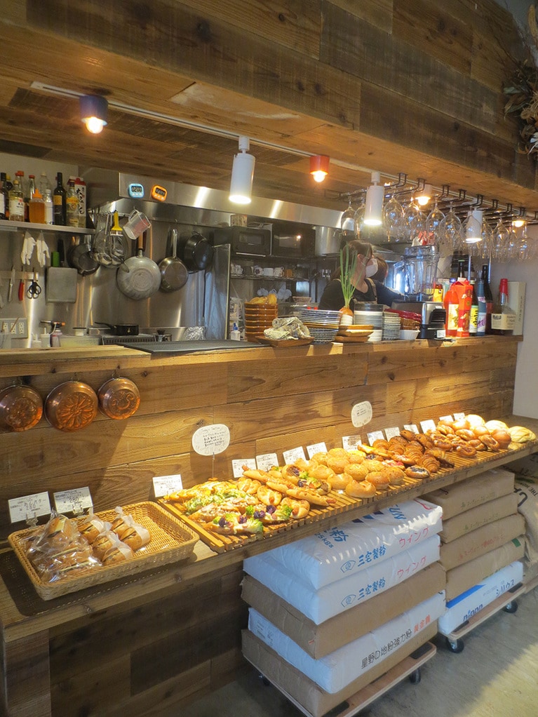 キッチン前の棚は、昼間、様々なパンが並んでいますが、夜はカウンター席に変身。