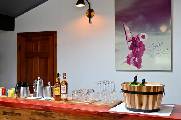 自宅のようにくつろげるラウンジでは、夜はワイン、朝はコーヒーやお茶がフリードリンク。