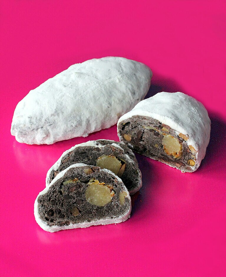 フランス産の上質なオーガニックチョコレートを使い、ラム酒で漬けたドライフルーツとナッツ入り。シュトレン・ショコラ(ミニ) 2,160円。