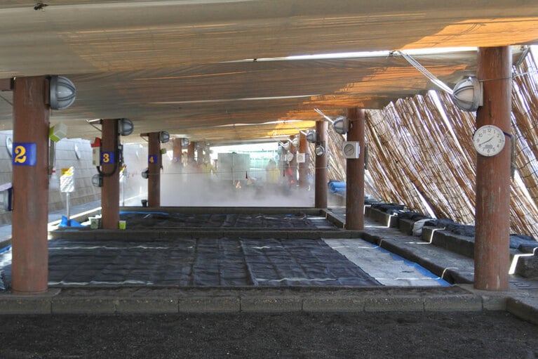 通年体験できる、よしずで囲いをした砂むし風呂。