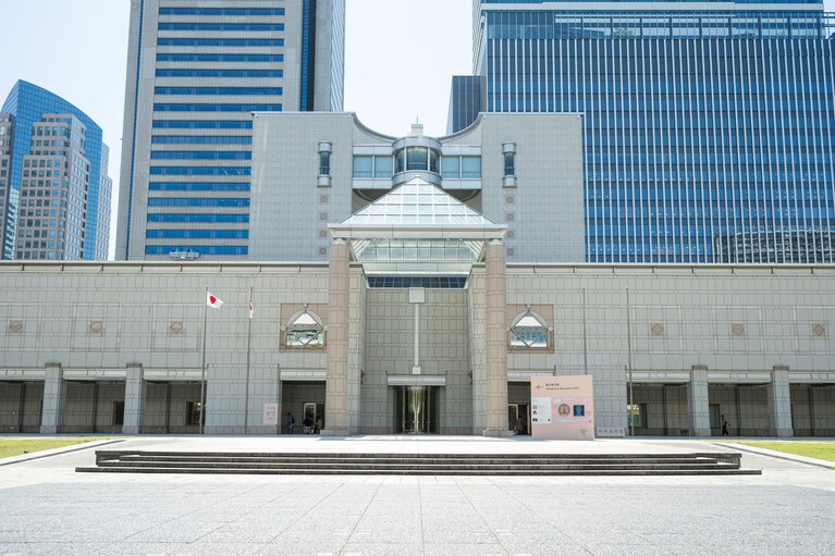 石造りのシンメトリーな外観が美しい「横浜美術館」。