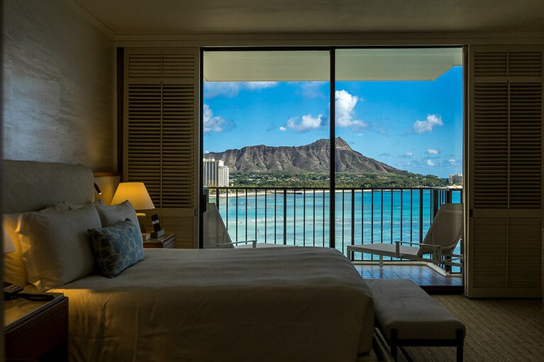 ベッドからも海の向こうにダイヤモンドヘッドを眺められる“ダイヤモンドヘッド プライム スイート”。