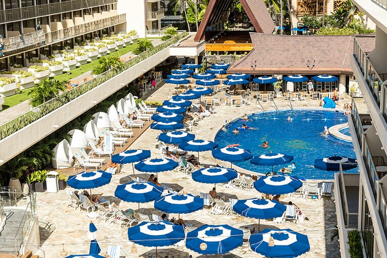 華やかな歓声に満ち溢れるアウトドアプール。