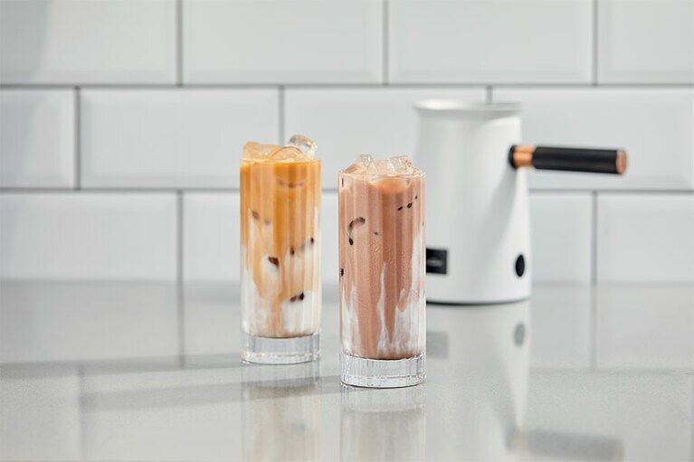 アイスショコラの作り方はMINラインまで⽜乳を⼊れて、チョコレートを溶かし終わってからMAXラインまで⽜乳を⾜して、氷を⼊れたグラスに注ぐだけ。楽ちん！