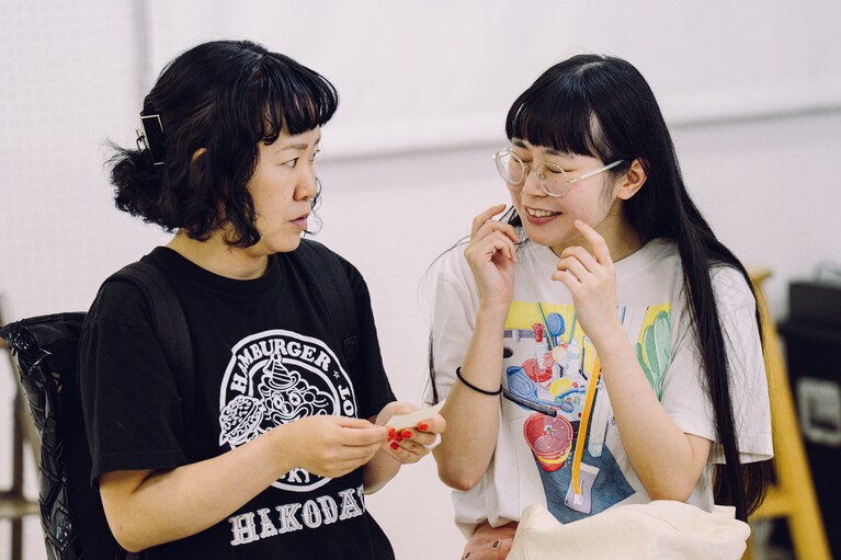 高野ゆらこさんと人間横丁の内田紅多さん。