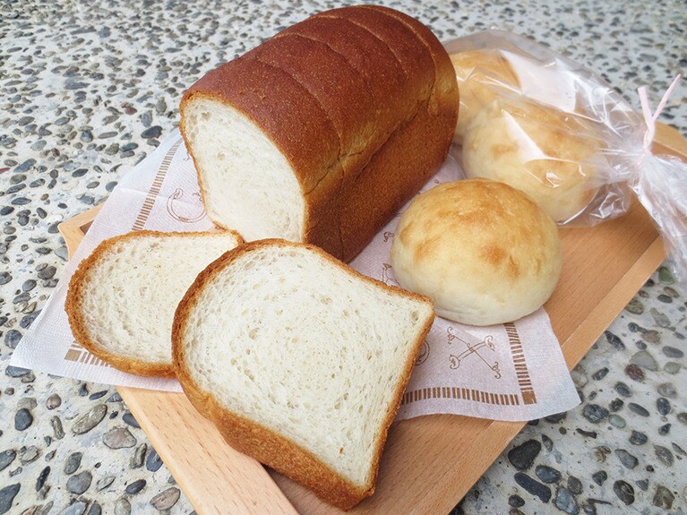 「米粉ワンローフブレッド」500円、「米粉プレーンロール」1袋3個入 300円。