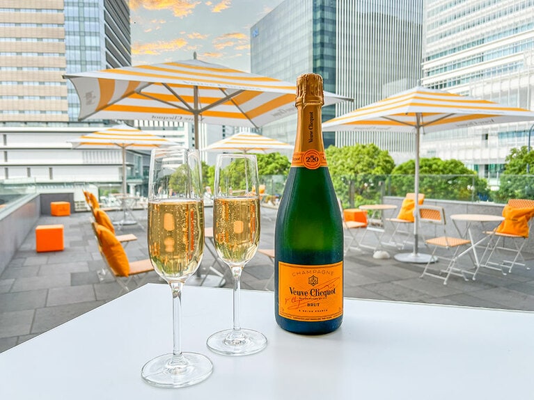 ヴーヴ・クリコ グラス1杯＋セイボリープレート4,800円、ヴーヴ・クリコ ボトル1本＋セイボリープレート（2名用プラン）21,500円（ともに税・サ込）。