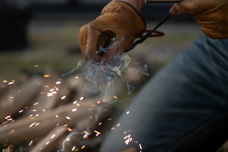 火を落としたい場所にストライカーを向けて擦る。