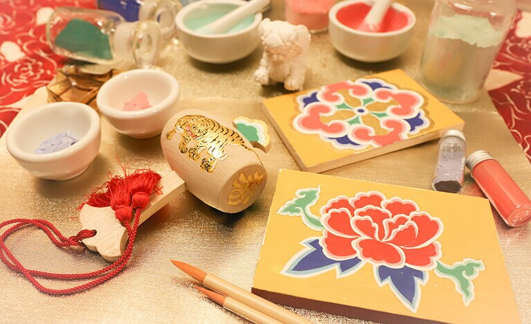 宝の小槌は過程内の災いを払う縁起物。伝統工芸士の伊原実穂氏がデザインした白木の小槌に彩色する。