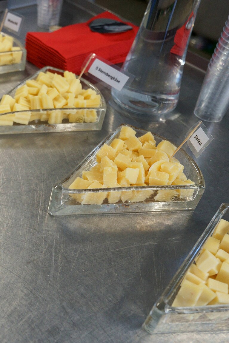 試食させていただいたチーズがあまりに美味しくて止められない！