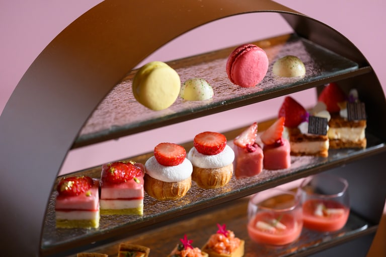 「シェフおすすめマカロン」ほか、スイーツは全7品。セイボリー5品には、福岡県の明太子を使用したメニューも加わり、あまおう以外の福岡県のグルメも登場。