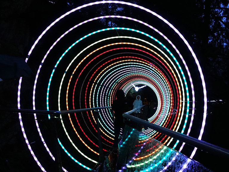 2019年クリフ・ウォークそばにトンネル形が誕生。通り抜けを待つ行列も。