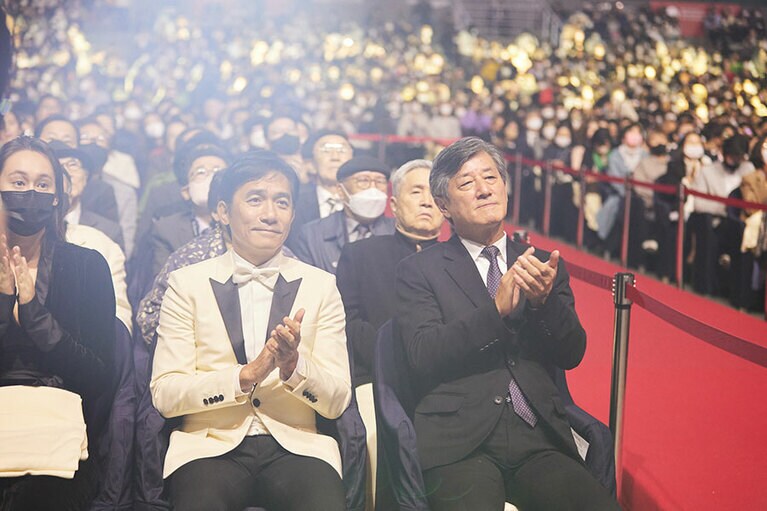 トニーさんの横は、イ・ヨンガンBIFF理事長。2014年、当時のパク・ウネ政権を批判した『ダイビング・ベル／セウォル号の真実』を上映し、釜山市側に解任された。ヨンガン氏は2018年に復帰したが、韓国では政治と映画祭は切っても切れない。©BIFF