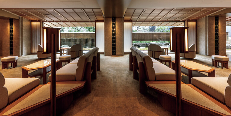 宿泊者ラウンジの家具はアール・デコ調で統一。