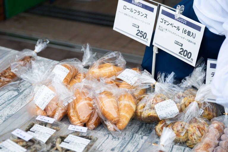 人気の「ゴマンベール」も朝市のレギュラー。6個入り200円。