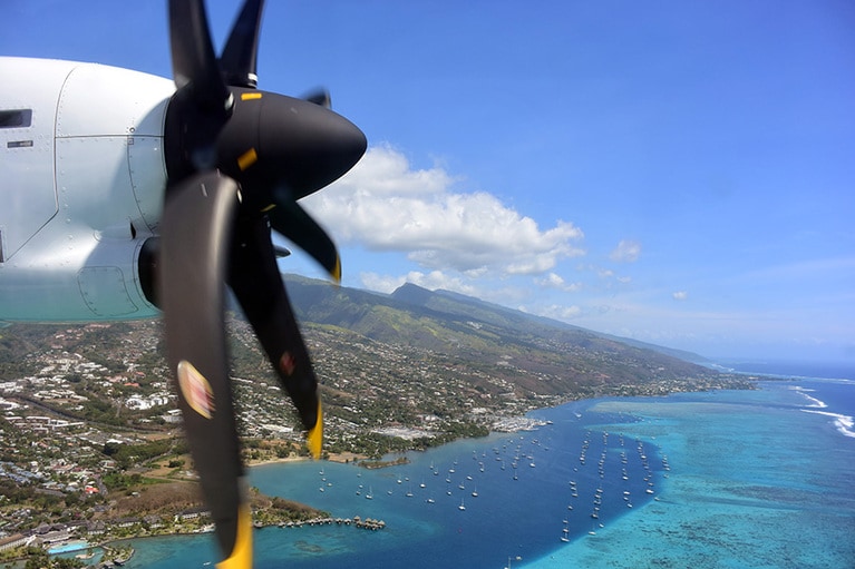 首都パペーテはタヒチ島のごく一部。内陸のほとんどが切り立つ山並みだ。