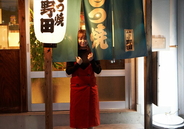 ほろ酔いなもなりさん、暖簾の間からひょっこり。