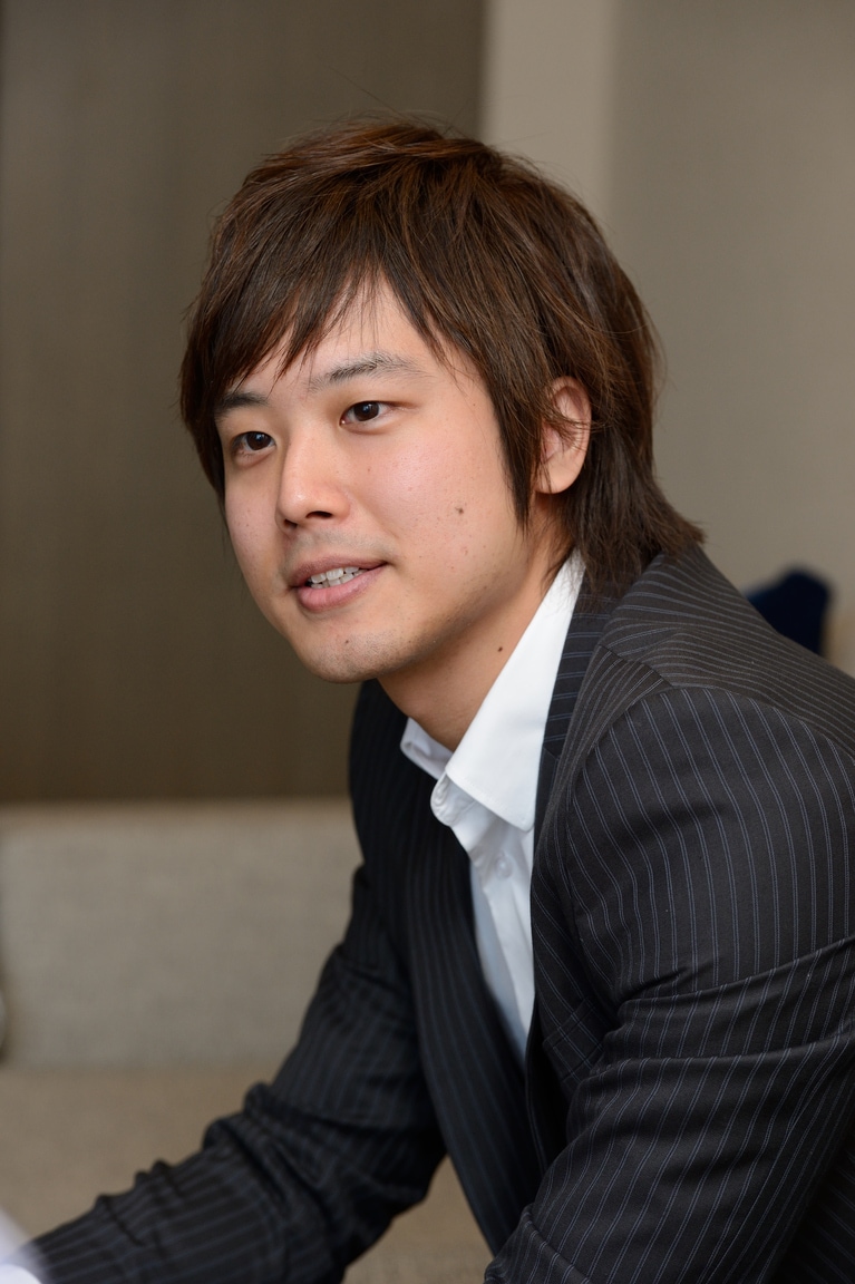 よくチェック柄のシャツを着ておられるので、ご本人の画像を見るときはついつい「チェック柄が来るぞ来るぞ」と気持ちの準備をしている自分がいる。この画像はチェック柄ではなかった。チェック柄以外も似合う！　撮影／文藝春秋