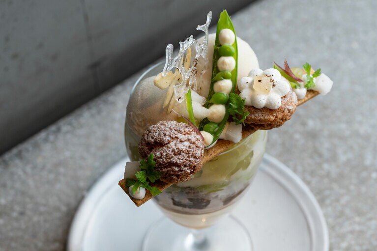 トップのクッキーは手でどけて、少しずつ食べる人も多い。