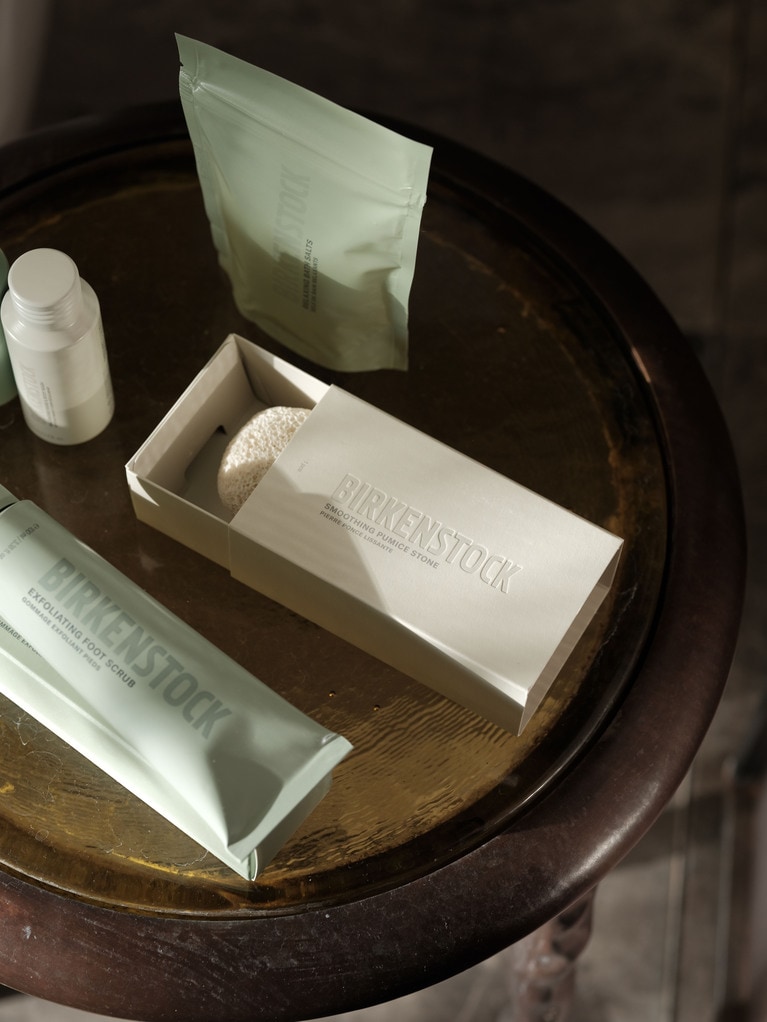 左：リラクシングハンド＆ボディウォッシュ、バランシングハンド＆ボディウォッシュ（4,840円／300ml、写真は50mlサイズ）、奥：リラクシングバスソルト（5,500円／450g、写真は120gサイズ）、中：スムージングパミスストーン（1,595円）、エクスフォリエイティング フットスクラブ（4,070円／100ml、写真は75mlサイズ）。