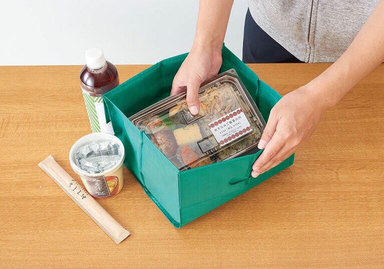 「パッタン」コンビニエコバッグ Mサイズ(バッグ使用時：W24×D21×H15cm、折りたたみ時：約W9.2×D2.3×H12.5cm) 1,600円。カラーはピンク、オレンジ、ミドリ、グレーの4色展開。