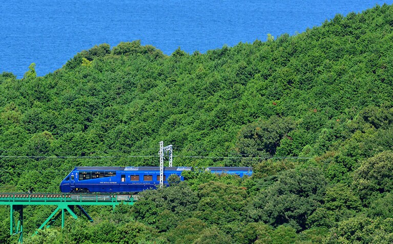 伊豆の海沿いを優雅に走る「THE ROYAL EXPRESS」。伊豆のフレンチレストラン「エルマイヨン」のコースが楽しめるプランを運行している。