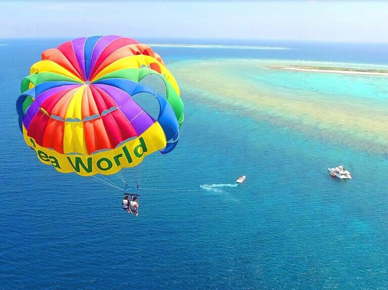 【沖縄県】高度90メートルからのパラセーリング。©OCVB